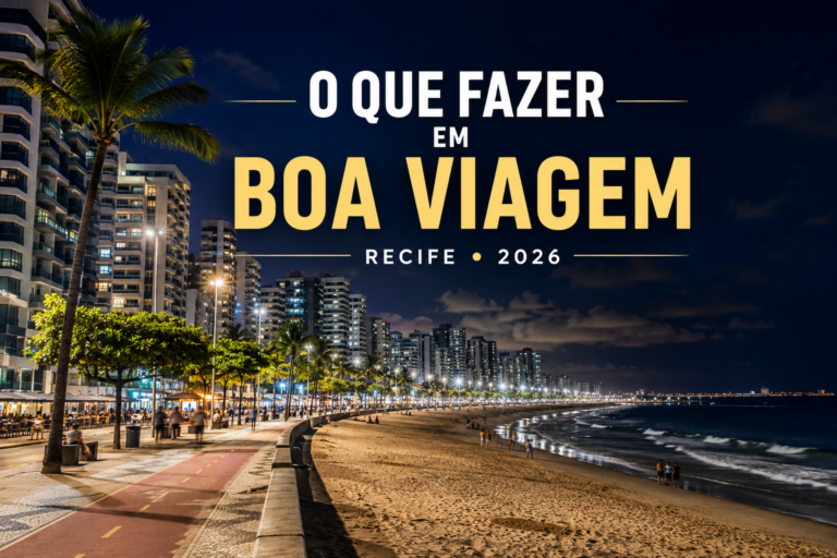 Orla de Boa Viagem iluminada durante a noite com prédios e movimentação na região.