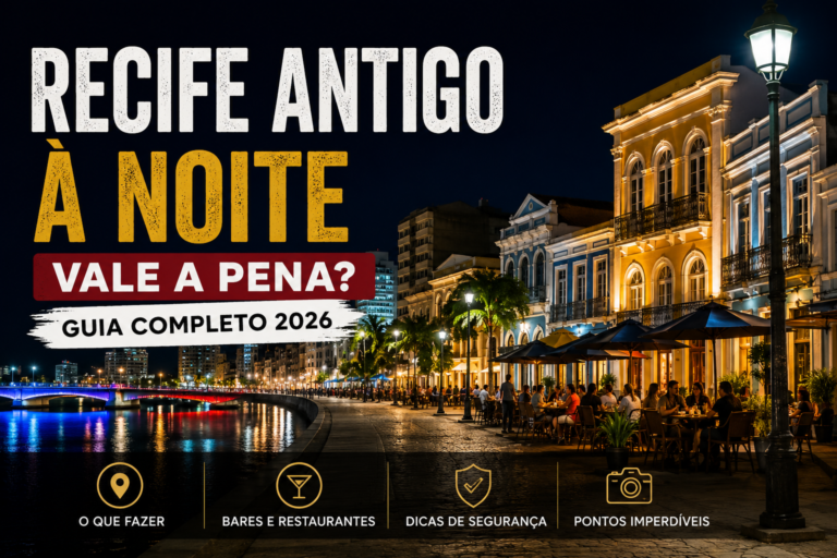 Vista noturna do Recife Antigo com prédios históricos iluminados, bares movimentados e calçadão à beira do rio.